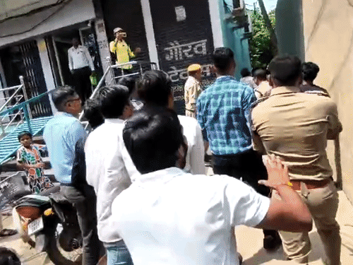 हिंदू संगठनों ने प्रार्थना सभा का विरोध करते हुए हंगामा किया।
