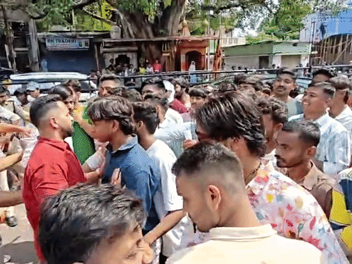 पुलिस ने मौके पर पहुंचकर दोनों पक्षों को शांत कराया।
