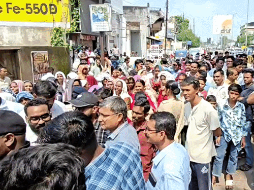 टिकरापारा स्थित घर के बाहर हिंदू संगठन और भीम आर्मी के कार्यकर्ता इकट्ठे हुए।