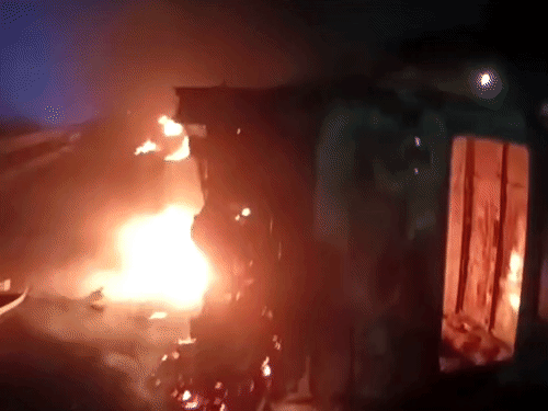 प्रदर्शनकारियों ने पुलिस की 2 गाड़ियों में आग लगा दी।