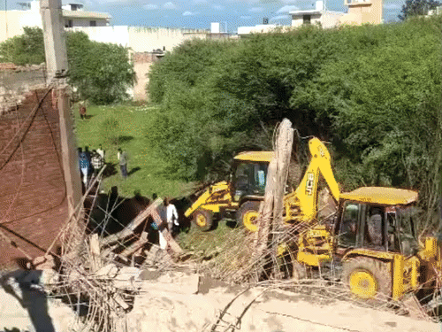 27 सितंबर को हादसे में बिल्डिंग के पीछे की तरफ का पूरा हिस्सा भरभराकर गिर गया था।