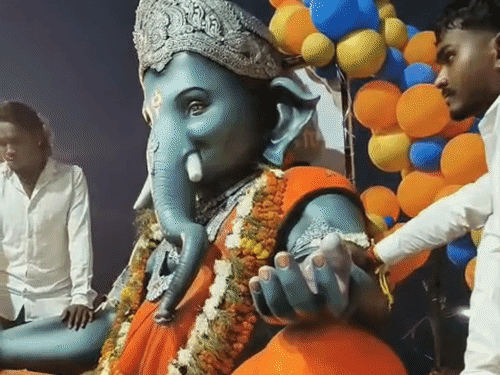 शहर की बड़ी मूर्तियां महादेव घाट पहुंच रही है। - Dainik Bhaskar