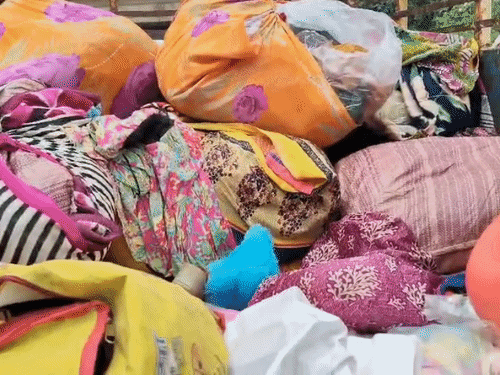 गांजा पैकेटों को बोरियों में भरकर कपड़ों के गट्ठरों के बीच छिपाया गया था।
