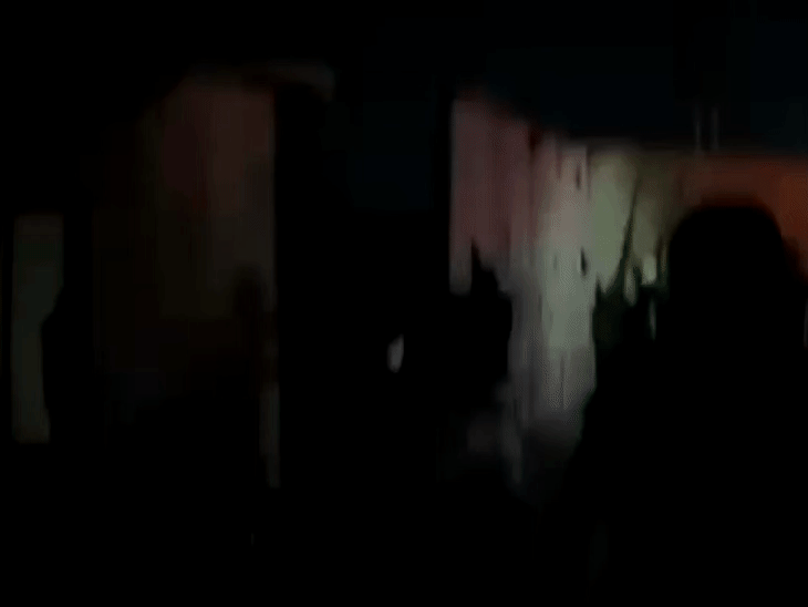 स्टूडेंट्स ने यूनिवर्सिटी का गेट तोड़ने की कोशिश की।