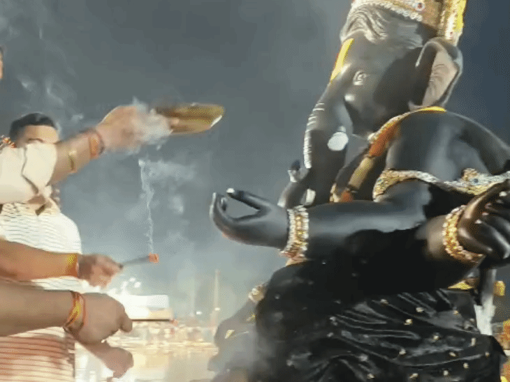 विसर्जन से पहले गणेश भगवान की आरती करते हुए श्रद्धालु।