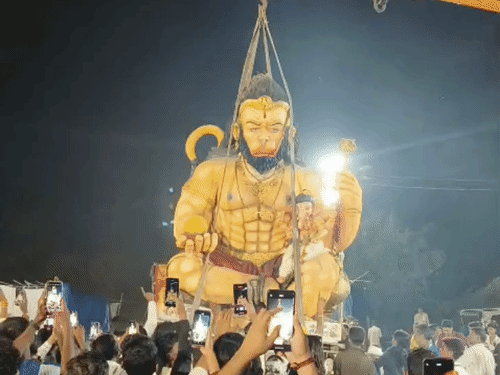 हनुमान भगवान के गोद में गणपति की प्रतिमा का विसर्जन। इस दौरान समिति के लोग जयकारे लगाते नजर आए।