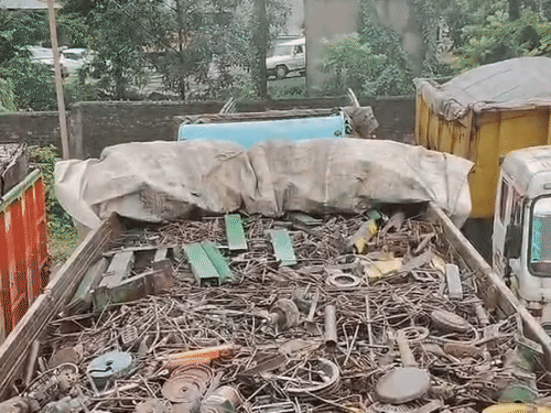 ट्रक में टीन, लोहे के टुकड़े, राड और वाहनों के पार्ट्स का स्क्रैप लोड था।
