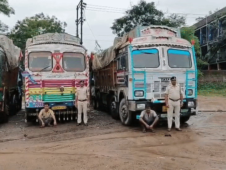 स्क्रैप और ट्रक जब्त कर पुलिस ने ड्राइवरों को गिरफ्तार किया है।