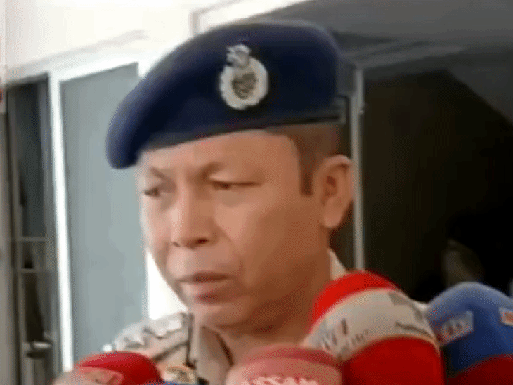 मीडिया को जानकारी देते हुए गुवाहाटी पुलिस के डीसीपी (वेस्ट) बोलिन देवरी।