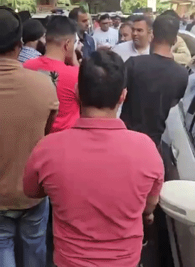 युवक मोबाइल से वीडियो बनाने हुए प्रवेश के सामने गया तो मंत्री ने उसका हाथ नीचे करते हुए थप्पड़ मारा।