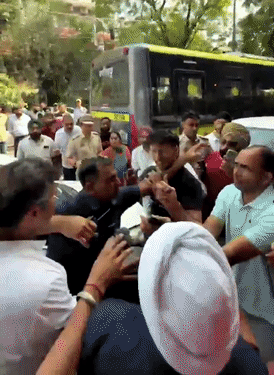 इसके बाद वहां खड़े लोगों और सिक्योरिटी गार्ड्स ने युवक को मंत्री से दूर किया। वहां मौजूद लोग हंगामा करने लगे।