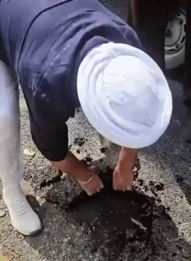 आम आदमी पार्टी के विधायक जरनैल सिंह ने सड़क उखाड़ कर प्रवेश वर्मा को दिखाई और उनसे इसे बनाने में हुए भ्रष्टाचार के बारे में बताया।