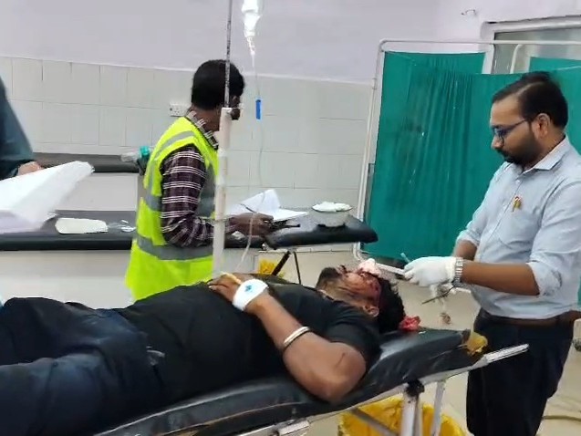 टक्कर इतनी तेज थी कि ट्रक चालक और हेल्पर उसके अंदर फंस गए।