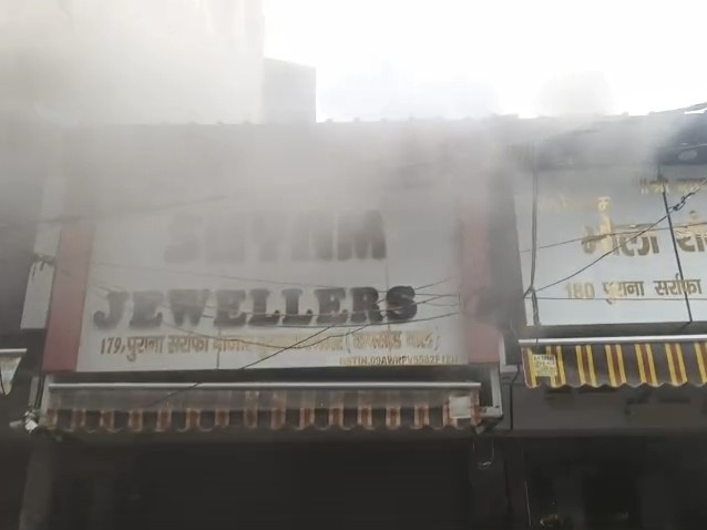 दमकल कर्मियों ने आग को आसपास की दुकानों तक फैलने से पहले नियंत्रित करने के लिए मोर्चा संभाला।