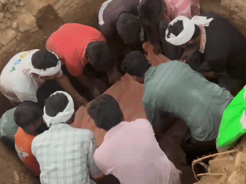 ग्रामीणों ने दरगाह पर चादर चढ़ाकर नया निर्माण शुरू कर दिया।