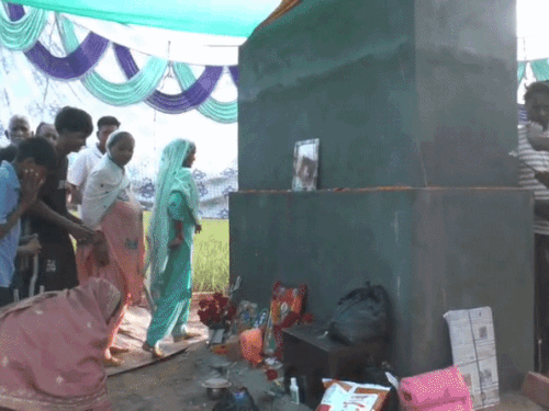 दूर-दराज से आए श्रद्धालु माथा टेकने के बाद गोगामेड़ी की परिक्रमा करते हुए।
