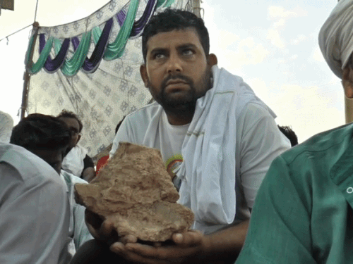 खेत से मिले चूने की चिनाई और छोटी ईंट के अवशेष।