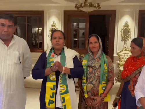 गुरुग्राम में जेजेपी की जिलाध्यक्ष संतोष धारीवाल और ब्लॉक अध्यक्ष अपनी सफाई देते हुए। - Dainik Bhaskar