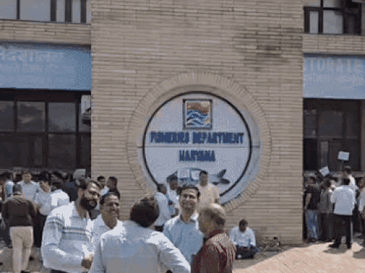 हरियाणा बिजली कर्मचारी एवं इंजीनियर संयुक्त संघर्ष मोर्चा के पदाधिकारी प्रदर्शन करते हुए। (फाइल)
