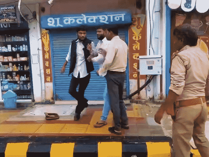 दोनों के बीच सड़क पर जमकर हाथापाई हुई। इस दौरान वकील के ड्रेस में युवक पुलिस की वर्दी पहने युवक को जूता निकालकर पीटने लगता है।