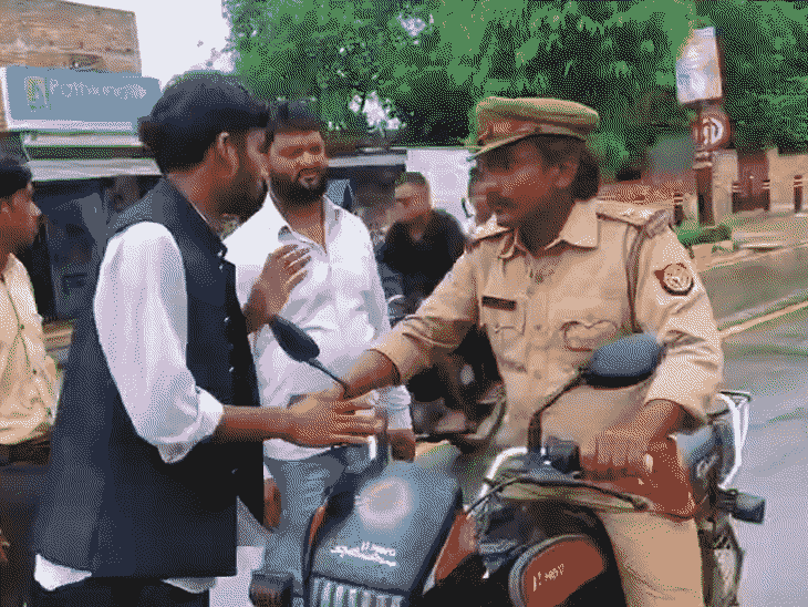 शाहपुर क्षेत्र में पहले बाइक सवार वर्दीधारी को रोकता है। इस दौरान दोनों में बहस होती है।