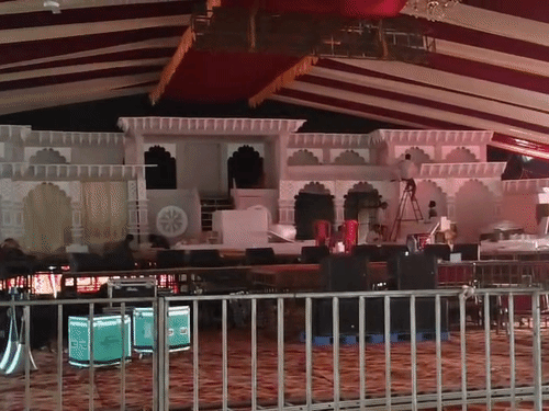 बरसानापासून ३ किलोमीटर अंतरावर प्रेम सरोवराजवळ गाझीपूर संकेत रोडवरील मैदानात मंडप उभारण्यात आला आहे.