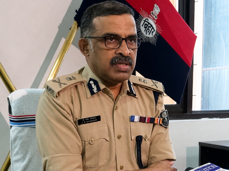 जितेंद्र सिंह गंगवार 1993 बैच के IPS हैं।