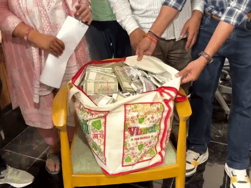रिश्वत की रकम को बैग में भरते हुए एसीबी की टीम।