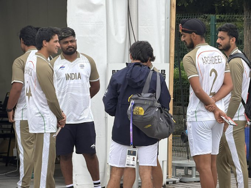 एशियन गेम्स में क्वार्टर फाइनल मैच से पहले टीम इंडिया के खिलाड़ी ट्रेनिंग के दौरान बात करते हुए।