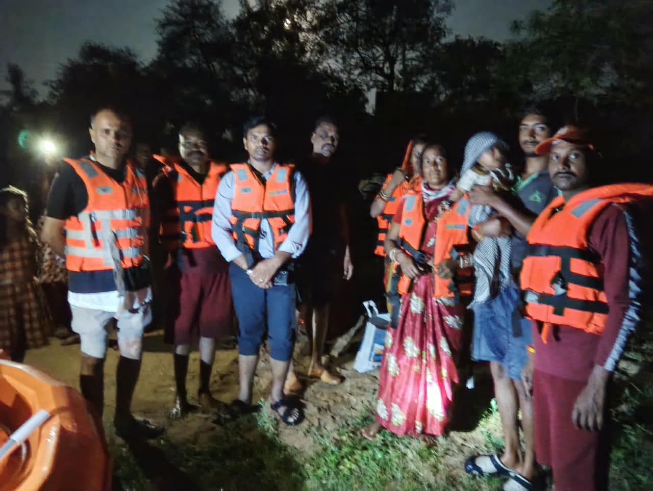 एसडीआरएफ ने बच्ची समेत अन्य को सुरक्षित बाहर निकाला।