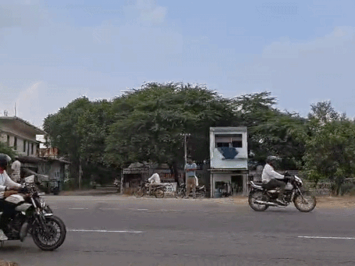बाइक पर राइडर के पीछे खड़े होकर हाथ हिलाकर अभिवादन करतीं डॉ. अर्चना गुप्ता।