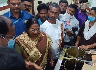 खराब चावल देख भड़की विधायक बेबी कुमारी।