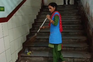 विधायक के पहुंचने के बाद सफाई में लगे कर्मचारी।