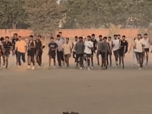 स्वर्ण जयंती स्टेडियम में तैयारी करते युवक