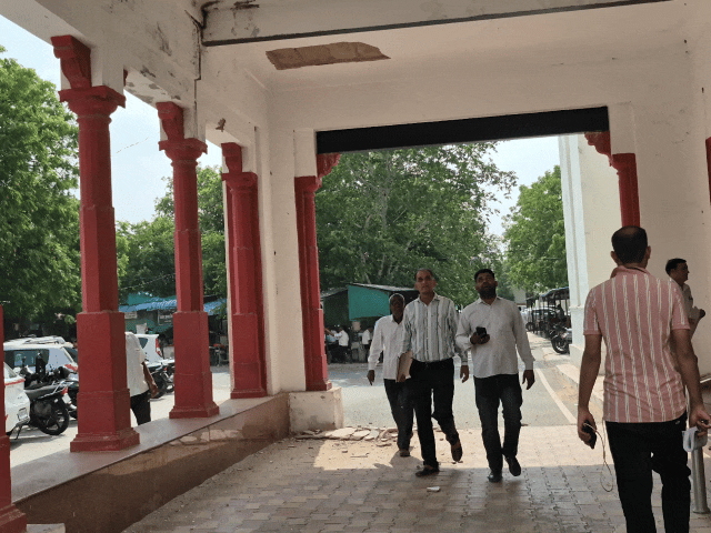 रोजाना लोग इसके नीचे से निकलते है, छत का हिस्सा गिरने के बाद लोग छत की तरफ देखते हुए सावधानी से निकल रहे हैं।