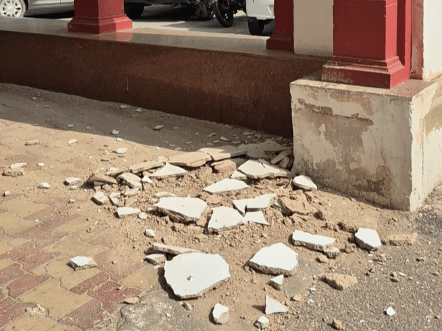 छत से गिरी प्लास्टर