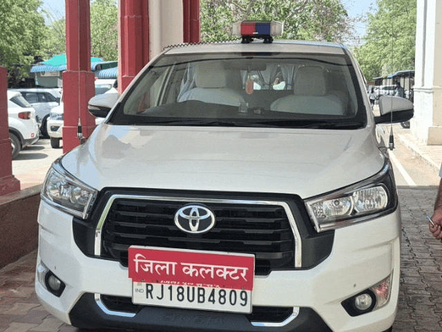 पोर्च के नीचे खड़ी कलेक्टर की गाड़ी। (फाइल फोटो)