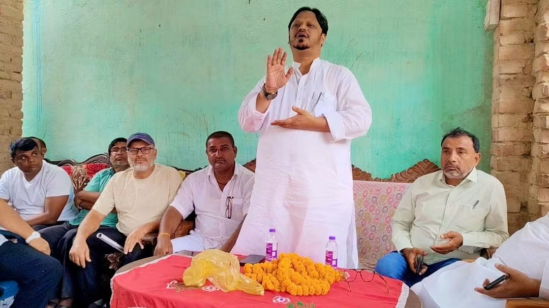 लहवार में जनसभा करते हुए नूरानी।