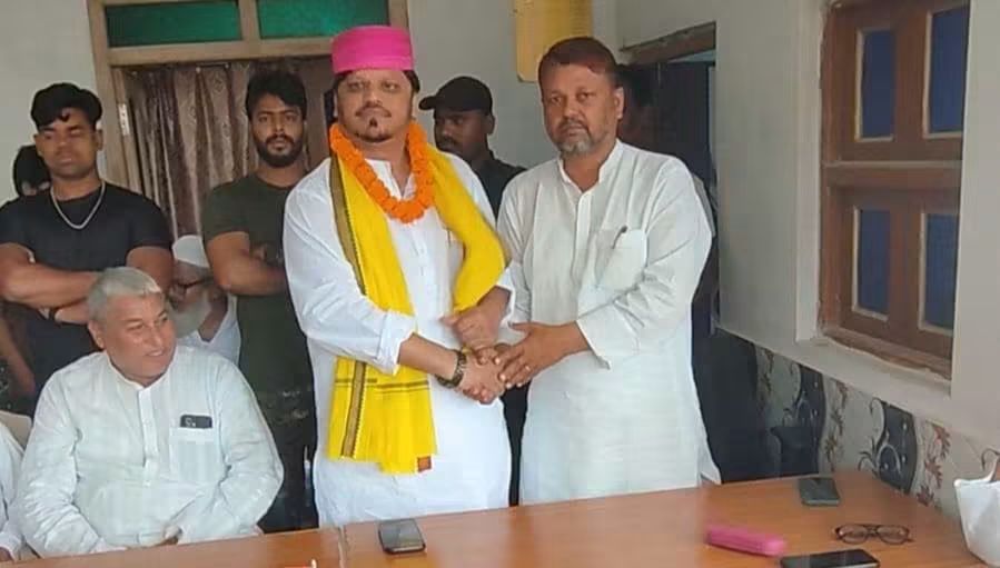 प्रत्याशी बनाए जाने के बाद वोट अपील करने पहुंचे जनसुराज के नए प्रत्याशी नूरानी।