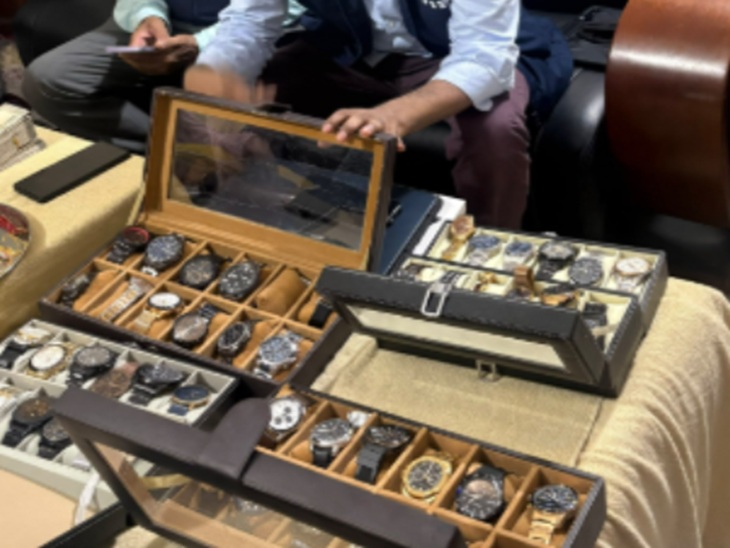 पटना स्थित घर से 48 महंगी घड़ियां भी मिलीं खी, जिनकी कीमत 6 लाख रुपए बताई जा रही है।