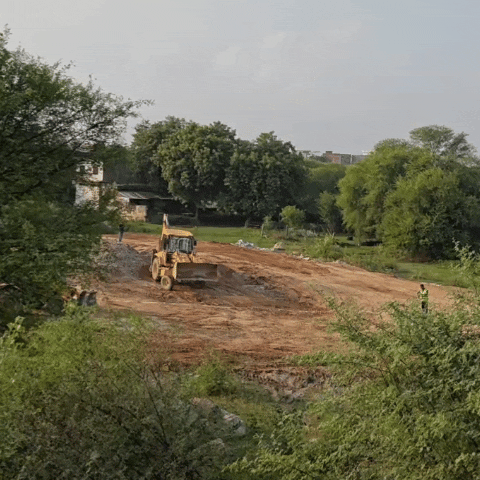 ट्रक को निकलाने के लिए बनाया जा रहा रस्ता।