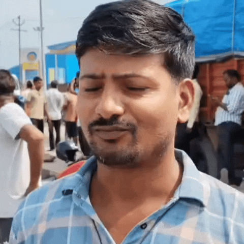 मनोज चंदौली से काशी बाहुबली ट्रक देखने पहुंचे हैं।