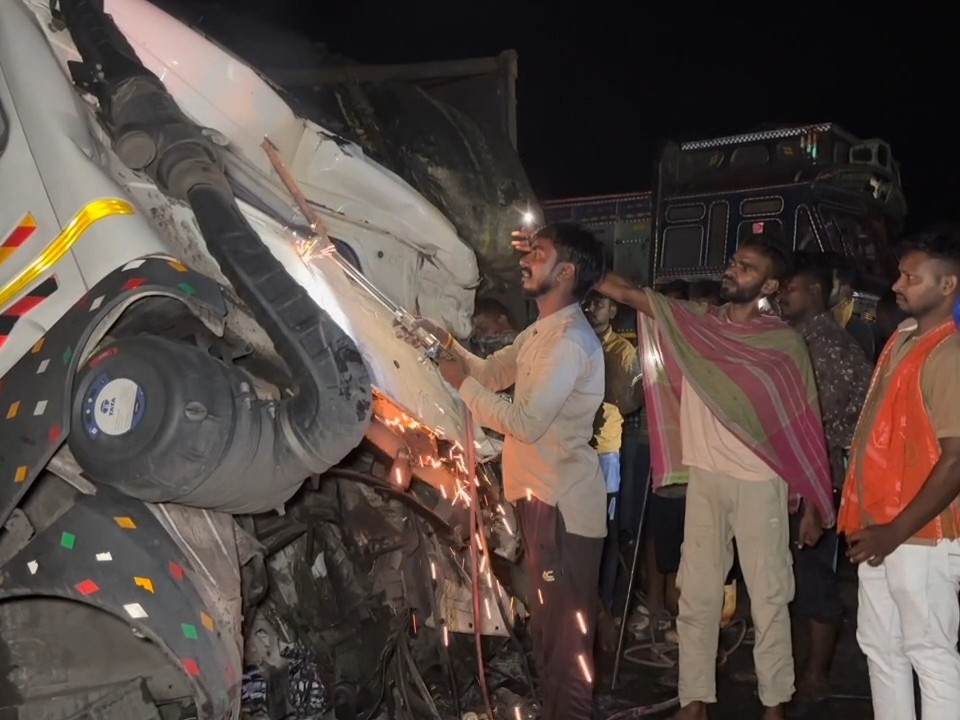 चतरा के सिमरिया-टंडवा सड़क पर धनघटा घाटी की ओर से आ रहा कोयला लदा ट्रेलर सड़क पर पहले से खड़े एक खराब हाइवा से टकरा गया।