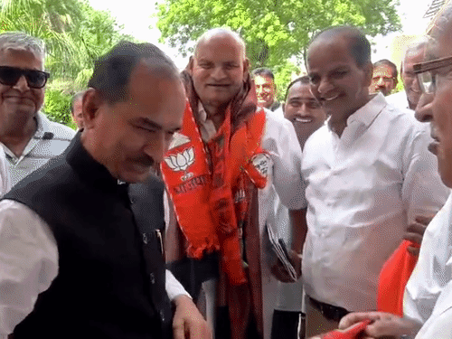 जोधपुर में सर्किट हाउस पहुंचने पर भाजपा प्रदेशाध्यक्ष मदन राठौड़ का कार्यकर्ताओं ने स्वागत किया।