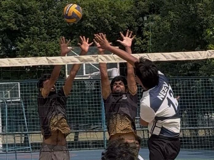 वॉलीबॉल प्रतियोगिता में भाग लेते खिलाड़ी।