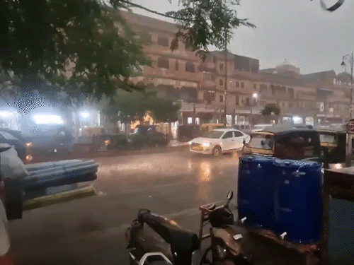 जयपुर में शाम से ही अंधेरा छा गया। तेज बारिश और आंधी से लोगों को काफी परेशानी हुई।