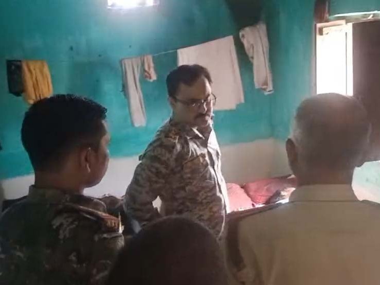तिरोड़ी में पत्नी की हत्या के बाद घटनास्थल पर जांच करती पुलिस टीम।