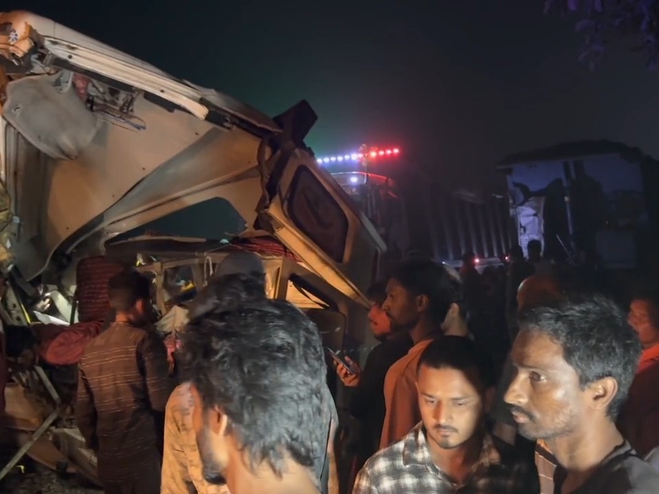 वहीं हादसे में घायल उपचालक को तत्काल इलाज के लिए भेजा गया। उसकी स्थिति गंभीर बतायी जा रही है।