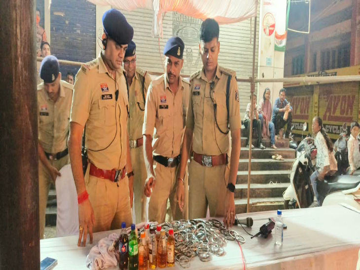 चेकिंग के दौरान बड़ी संख्या में कड़े और देशी शराब की बोतलें जब्त किए गए।