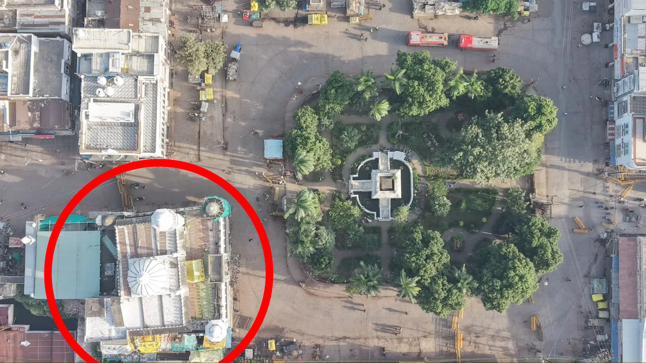 मस्जिद छतरी चौक पर है। रास्ता चौड़ीकरण के लिए एक हिस्से को हटाने का प्रावधान है।